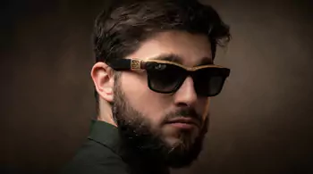 Caviar представил кастомные версии умных очков Ray-Ban Wayfarer II, посвященные "Одиссее" Гомера.