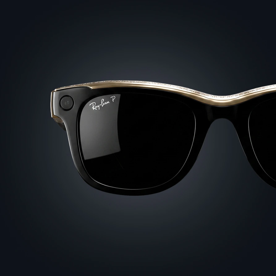 Оправа Ray-Ban в исполнении Caviar, версия золото: золотая дуга проходит над линзой, рядом — объектив камеры